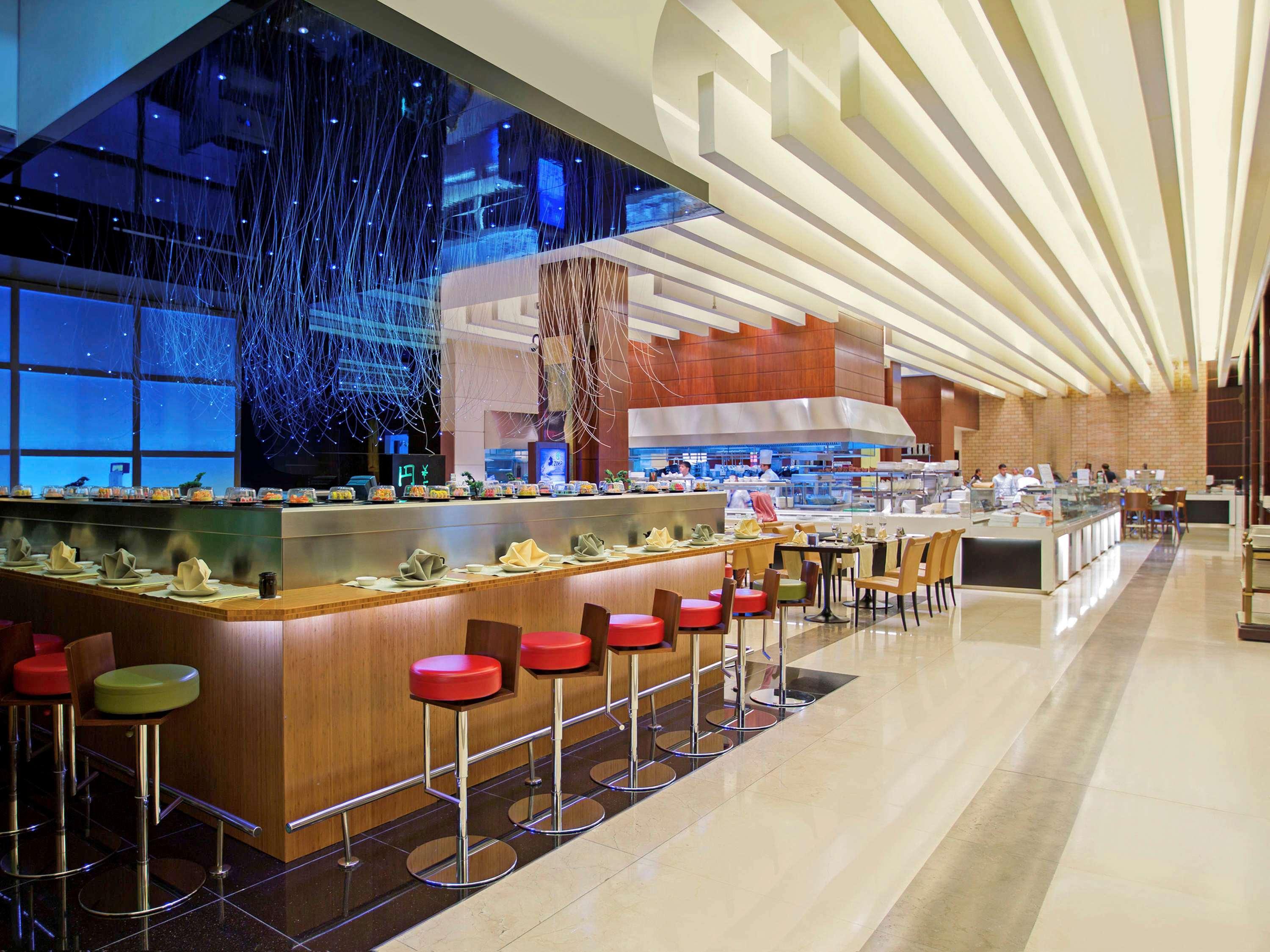 La Cigale Hotel Managed By Accor Доха Екстер'єр фото The buffet at the Atlantis Paradise Island