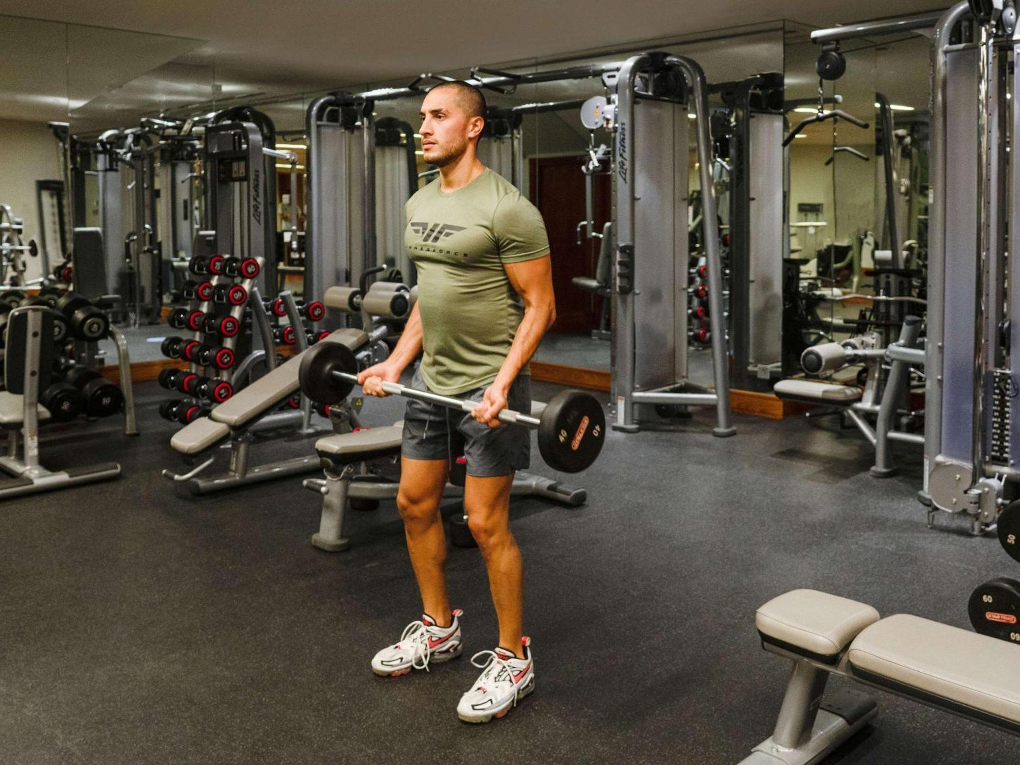 La Cigale Hotel Managed By Accor Доха Екстер'єр фото A man performing a barbell shrug