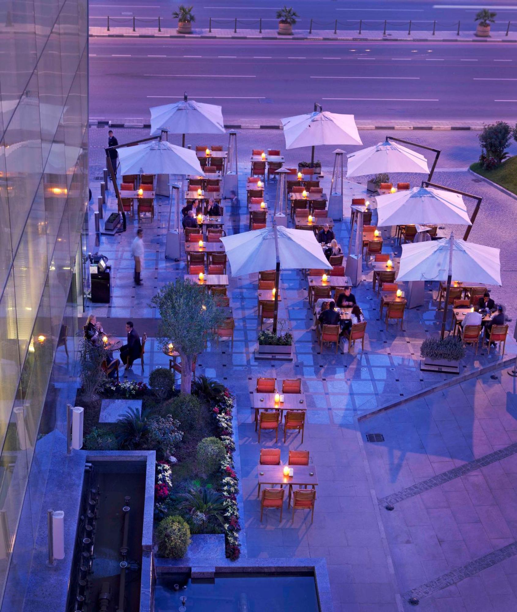 La Cigale Hotel Managed By Accor Доха Ресторан фото The outdoor terrace at the hotel