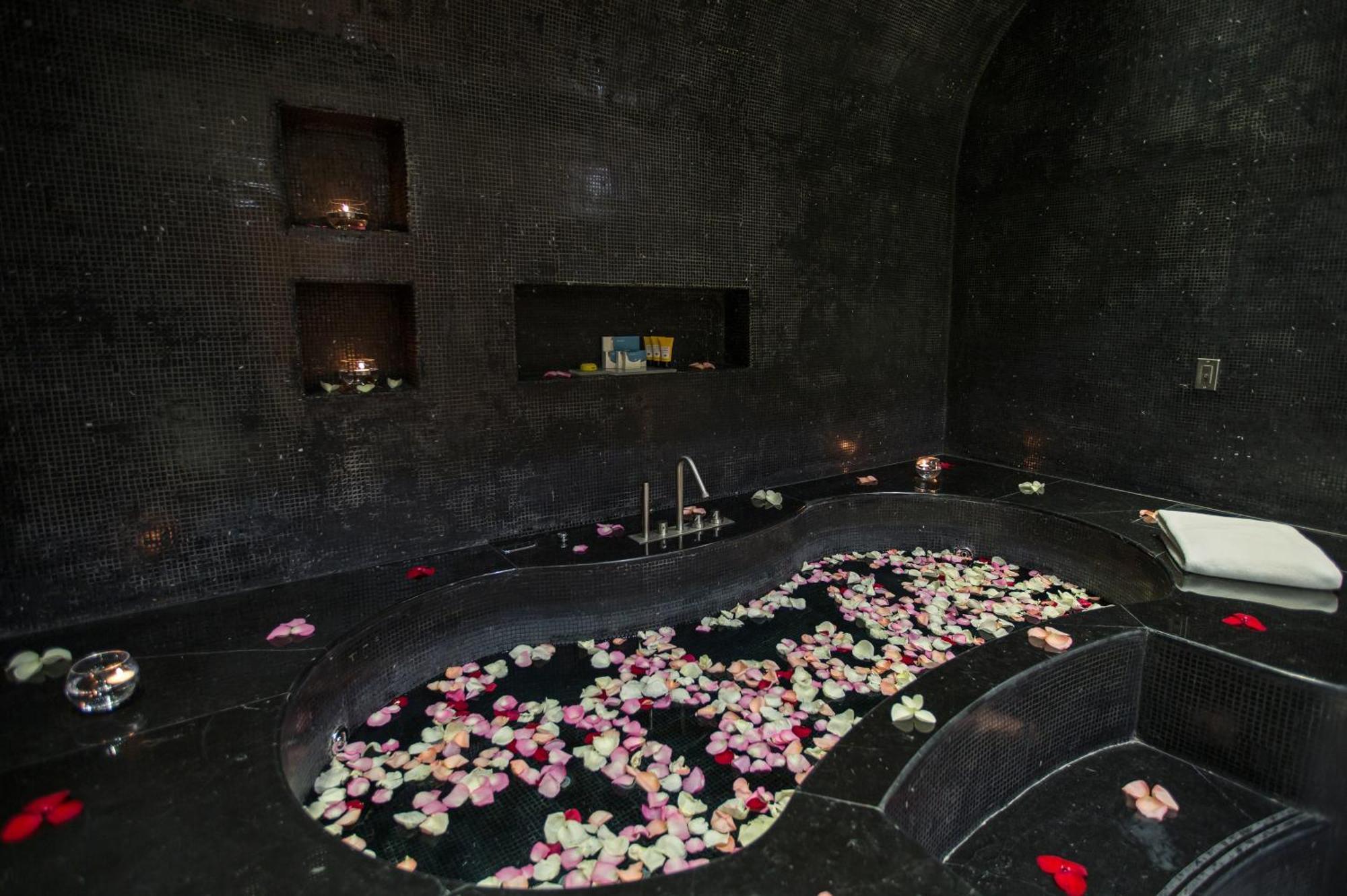 La Cigale Hotel Managed By Accor Доха Екстер'єр фото A spa in the hotel