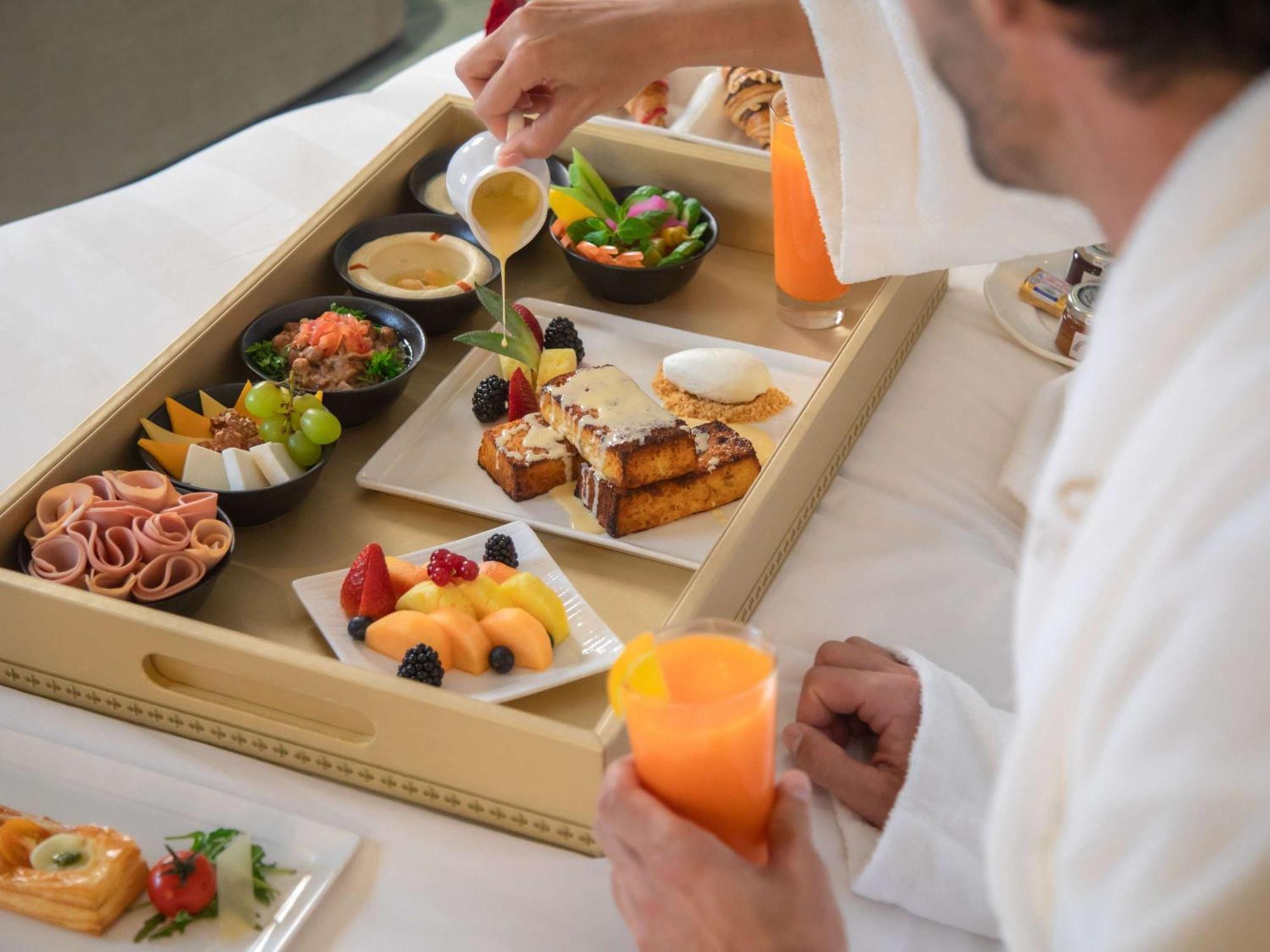 La Cigale Hotel Managed By Accor Доха Екстер'єр фото A breakfast tray