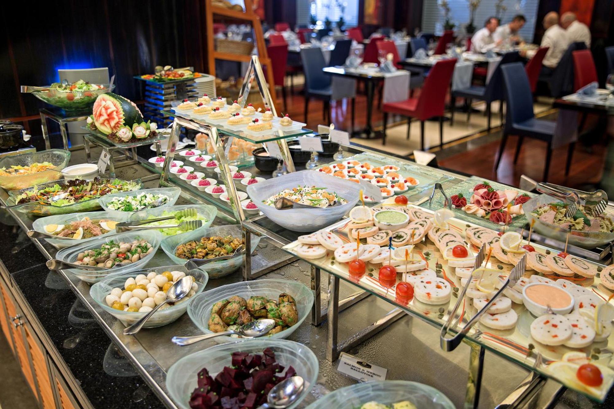 La Cigale Hotel Managed By Accor Доха Екстер'єр фото A buffet at a hotel